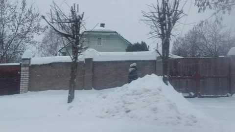 View from the side passenger window of the car to the snowy city, cars and Видео 269332019