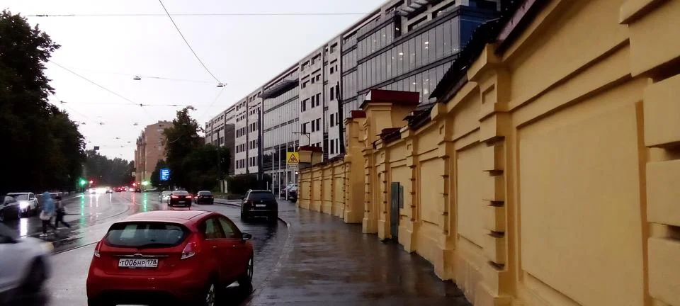View from the side of the road of a large building and rainy weather Foto stock
