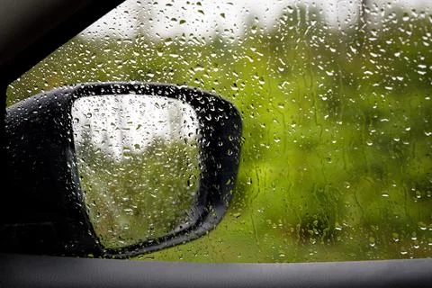 View of the side window and rearview mirror from the car interior in the fore Foto stock