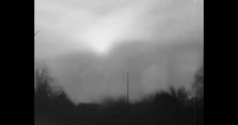 View from the side window of a moving bus to the suburbs. Clouds in the sky, the Vídeo Stock 312621764