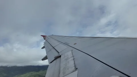 View from side window of plane during take off. 動画素材 311492758