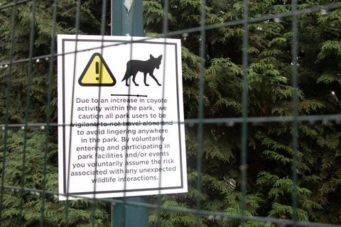 View of sign Coyotes in Stanley Park following attacks by animals on trails Foto stock