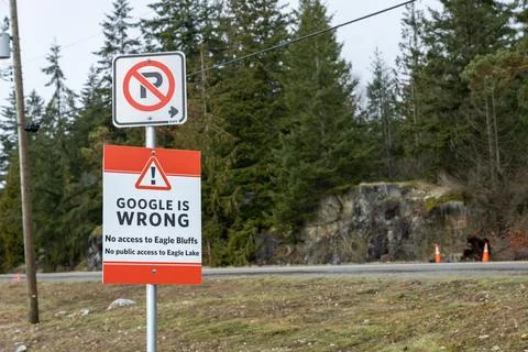 View of sign Google is wrong, No Access to Eagle Bluffs Fotos de archivo