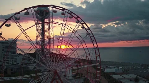 View of silhouettes of rotating ferris wheel, alphabet tower Vidéo 237178962