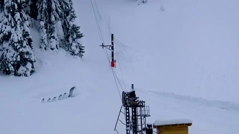 View to the ski lift during cold winter day. Vidéo 151859503