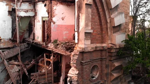 View from the sky on abandoned old building on twilight sky, close-up Vídeo Stock 89539212