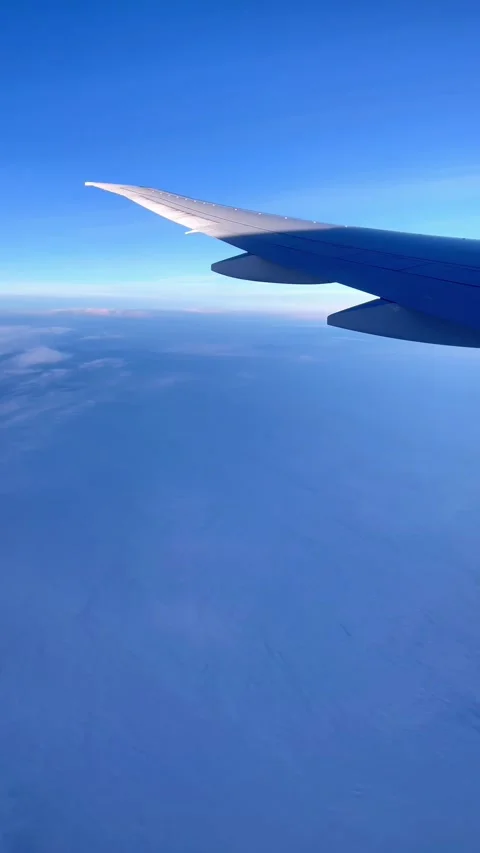 View of the sky and clouds from an airplane window. Vidéo 231473933