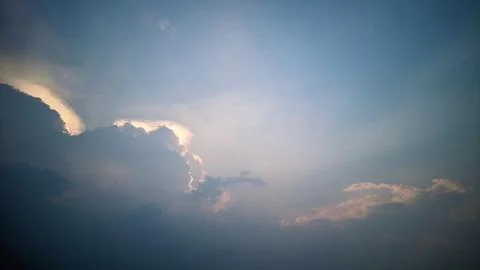 A view of the sky with clouds illuminated by sunlight from behind the clouds. Foto stock