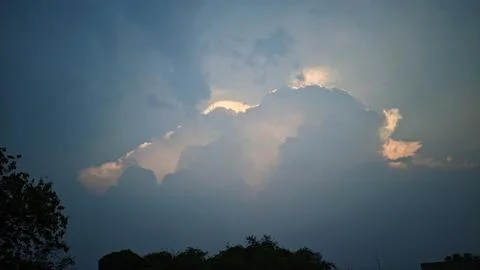 A view of the sky with clouds illuminated by sunlight from behind the clouds. Foto stock