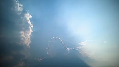 A view of the sky with clouds illuminated by sunlight from behind the clouds. Foto stock