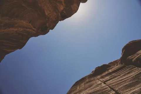 View of the sky from inside an imposing red canyon in 2024 Stockfoto's