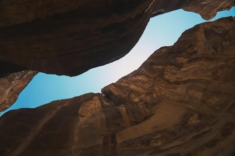 View of the sky from inside an imposing red canyon in 2024 库存照片
