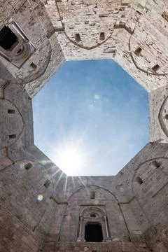 View of the sky from the octagonal internal courtyard of the Catello del Mont Foto stock