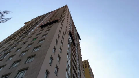 Up view on the skyscraper with workers on the elevator. Video stock 194936700