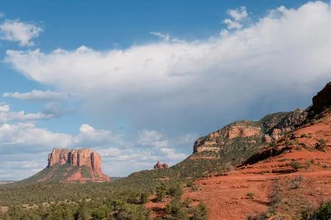 View from slope of Cathedral Rock with dramatic sky and distant mesas Foto stock