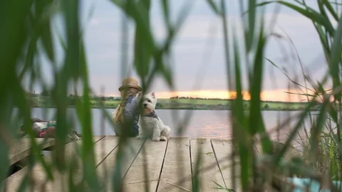 View in slow motion through green plants of lovely blond girl 7-8 wearing straw Stock-Footage 91223502