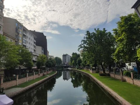 View of a small river and trees from a bridge in a park in the city of Eskişehir Foto stock