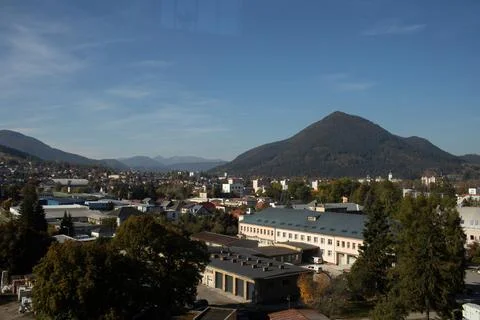 View of small town surrounded by hilly landscape.Early autumn. Foto stock