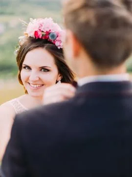 The view of the smiling bride in the front of the blurred back of the groom. Foto stock