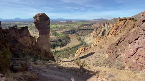View of Smith Rock State Park and Monkey Face rock 스톡 동영상 170798414