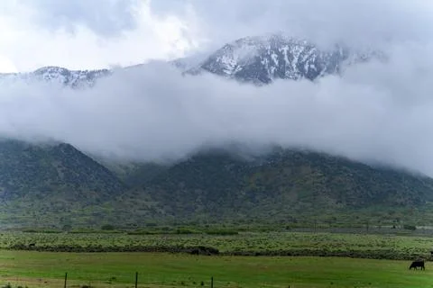 View of the snow-capped mountains in the clouds near the lake Gren Titon, USA Foto stock