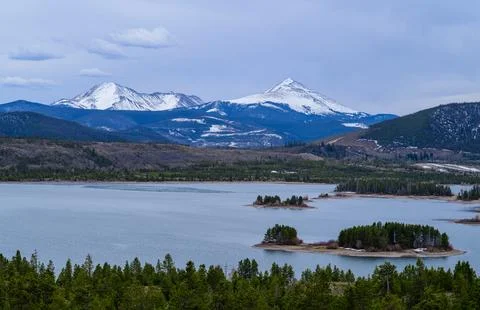 View of the snow-capped mountains in the clouds near the lake Gren Titon, USA Fotos de archivo