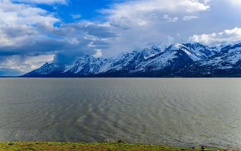 View of the snow-capped mountains in the clouds near the lake Gren Titon, USA Foto stock