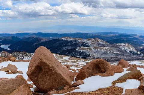 View of snow-capped mountains, winter landscape in Pikes Peak Mountain, Col.. Stockfoto's