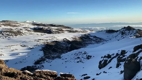 View of the snow-covered crater of Mount Kilimanjaro Video stock 168732074