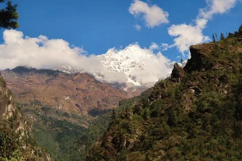View on to the snow covered peak of Mount Thamserku seen on the trail betwe.. Foto stock