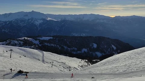 View of snow covered Roza peak slope. 库存影片 170635659