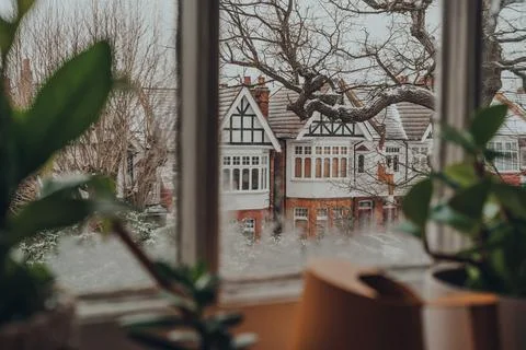 View of the snow through the window from inside the house. Foto stock