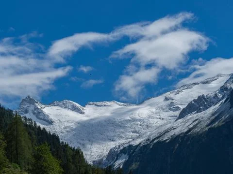 View to snowcapped mountain range Foto stock