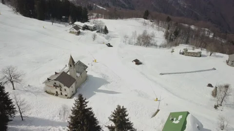 A view of a snowcat moving towards the ski slopes to groom them, in Italy. 库存影片 152984569