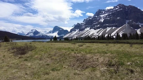 The view of snowy mountains and alpine Bow Lake in Banff 스톡 동영상 159021765