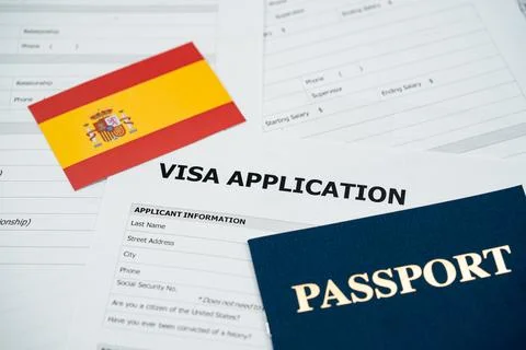 View of Spain visa application form with passport and national flag Stockfoto's