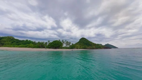 View from Speedboat Arriving at Pristine White Sand Beach Vidéo 336178271