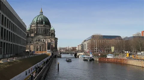 View of the Spree river from a bridge Stock-Footage 48911344