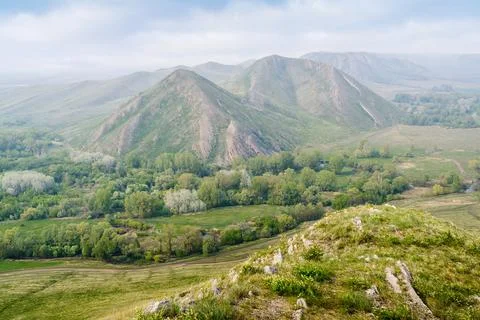 View of the spring mountain landscape through the misty haze Foto stock