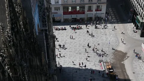 View of the square in front of St. Stephen's Cathedral Vídeo Stock 247037111