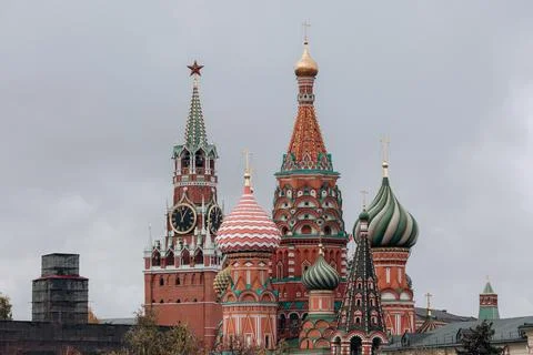 View of St. Basil's Cathedral and Spasskaya tower of Kremlin on Red Square in Stock Photos