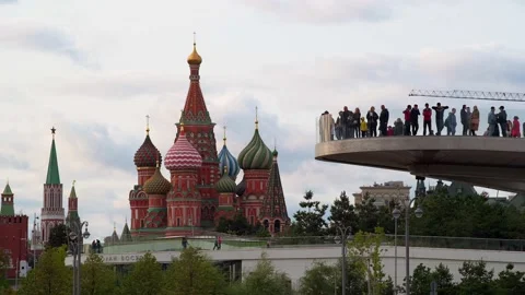 View of the St. Basil's Cathedral through the floating bridge Video stock 139069413