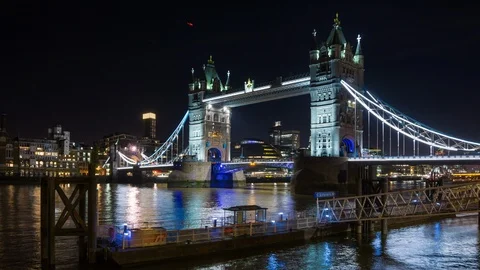 View from St. Katharine's Pier to Tower Bridge on the Thames River. Time lapse Vídeo Stock 114376056