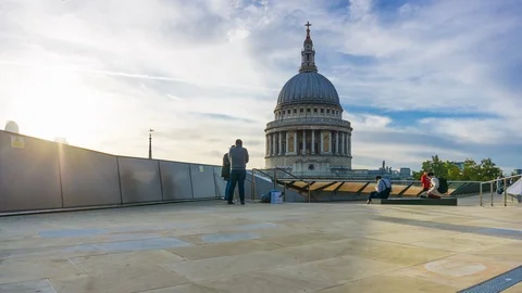 View of the St Paul's Cathedral from the One New Change roof terrace in London 스톡 동영상 107445651