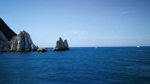 View on the stacks of the Due Sorelle located in the Conero Riviera, Marche  Video stock 160992950