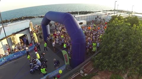 A view of the start of the half marathon of Chiavari Stock Footage 57773785