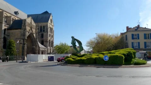 View of the statue of Jean Talon, Chalons en Champagne, France Stock Footage 153320983