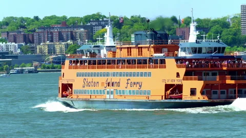 View Of The Statue Of Liberty And A Staten Island Ferry Vessel In New York Stockbeeldmateriaal 336359011