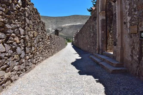 View of a stone wall next to the Real del Catorce cemetery Stock-Fotos