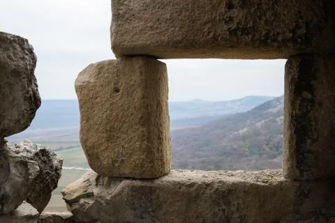 A view of the stony window of the old castle in the background is a village m Foto stock